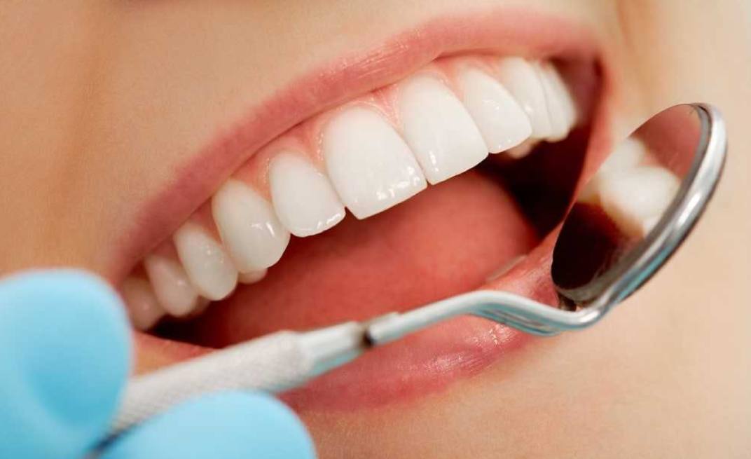7. दांतों को झड़ने से रोकने और उनके स्वास्थ्य को बनाए रखने के लिए युक्तियाँ।